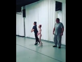 Папы решили поддержать своих дочек