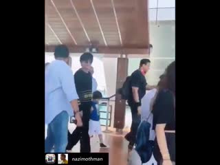 Video shahrukhkhan @iamsrk with family in velana international airport, maldives leaving from maldive