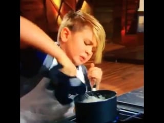 Mingyu in the kitchen after 6 out of 13 members voted jun as the best at cooking