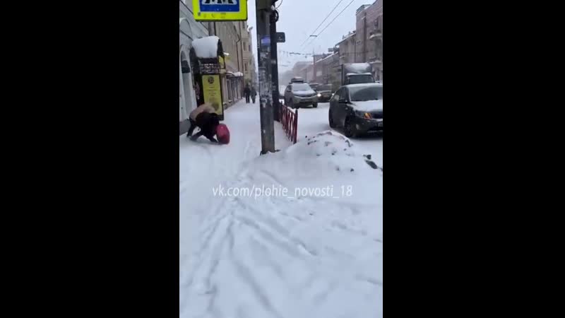 В центре ярославля полуголый неадекват напал на женщину
