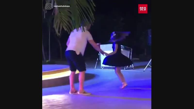 Овечкин танцует с девочкой