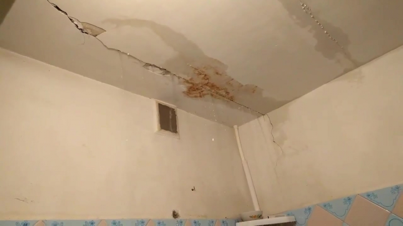Через огромные щели в крыше дождь залил девятый этаж в волгоградской многоэтажке