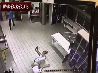 Пытался вынести бутылку водки © видеожесть