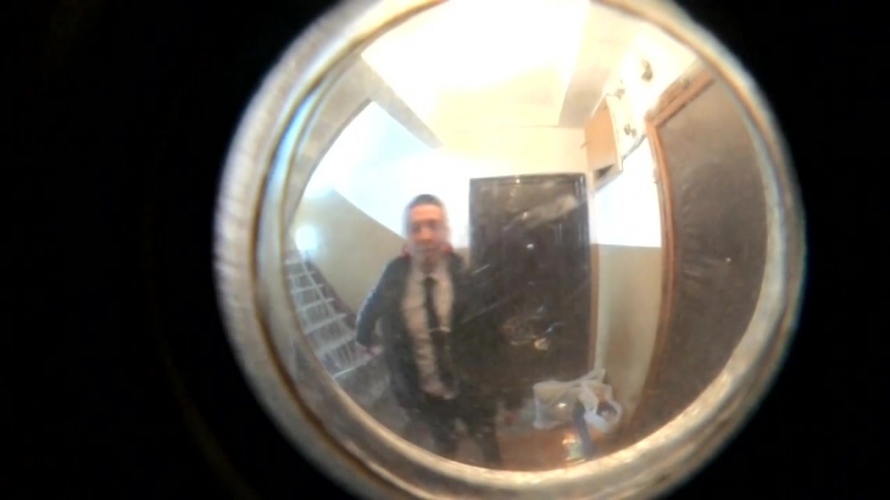 Мужчина выпроводил назойливых торговых агентов