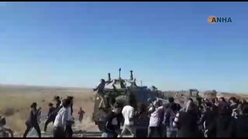 Местные жители на севере сирии закидали российско турецкий патруль