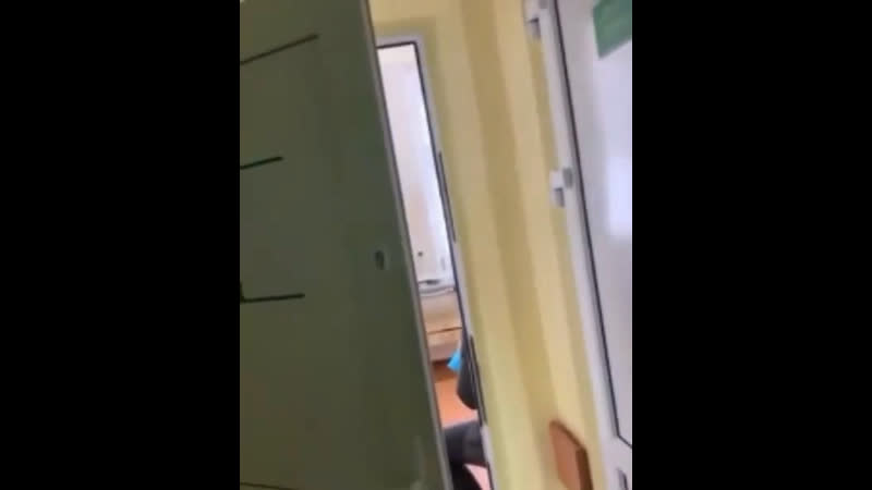 Жесткое видео из слонима мужчина истекает молодые в коридоре больницы