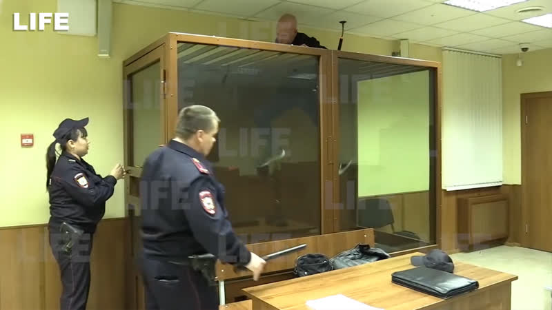 Убийца сбежал из клетки в зале суда на глазах у полицейских