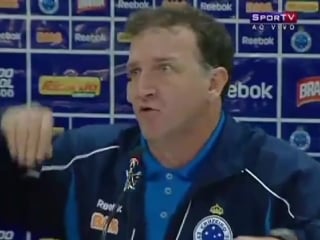 Cuca se irrita em coletiva e da soco na mesa