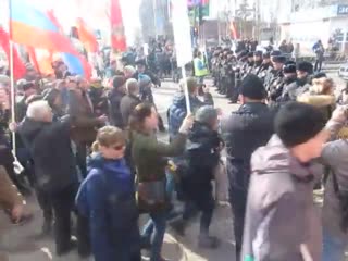 Жители архангельска прорвали полицейскую цепь на митинге