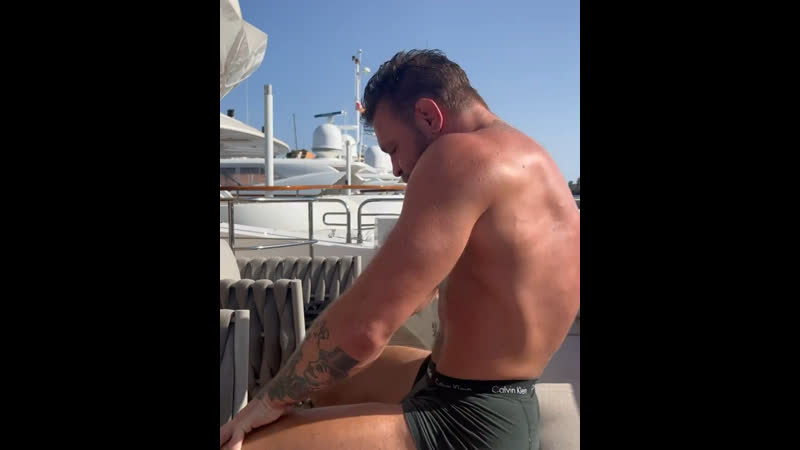 Конор макгрегор тренируется на яхте