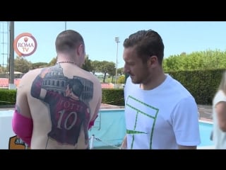 Giollorossi superfan with enormous tattoo of francesco #totti meets his idol at trigoria