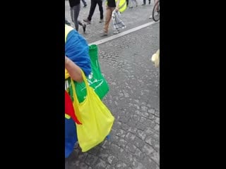 20 07 19 l amie flo rencontrer lors de l acte 36 gilets jaunes sur paris, elle est toujours présente mp4