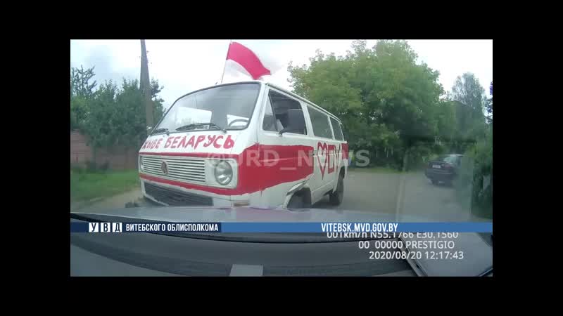 В витебске оппозиционный микроавтобус въехал прямиком в патрульный автомобиль местной гаи