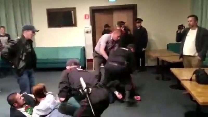 Полицейские избивают активистов «открытой россии»