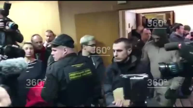 Зустріч захоплених українських військових моряків у московську суді