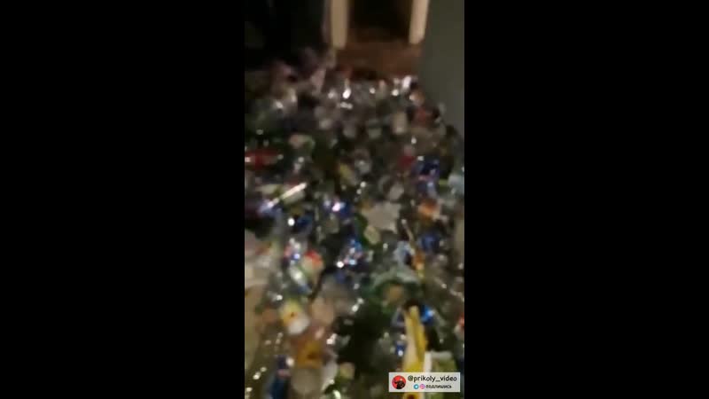 Вписка вот это потусили, вписка удалась, мы тут выпили чуть чуть, пью только по выходным, пришёл участковый, спортсмен литрболи