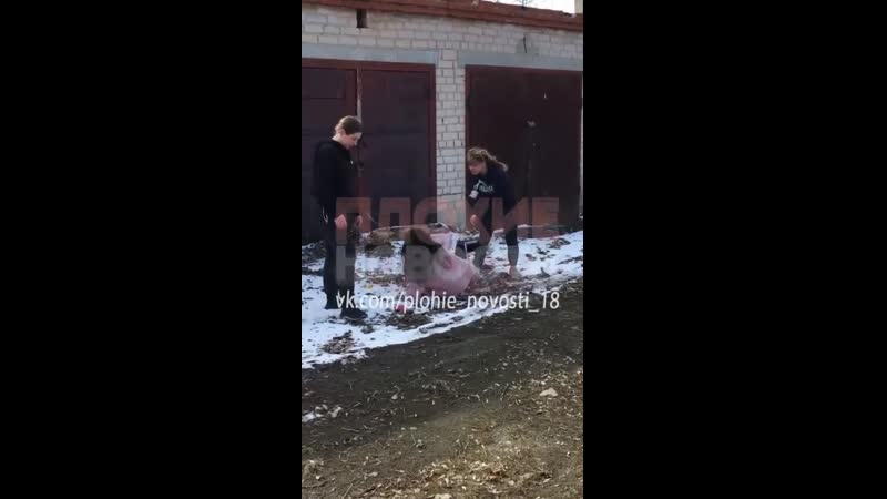 В челябинской области две девушки жестоко избивают третью