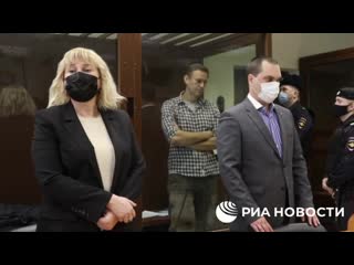 Навальный узнает о новом решении суда по делу "ив роше"