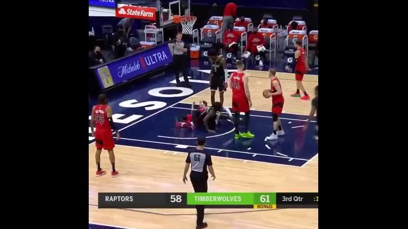 Мощный данк эдвардса через ватанабе