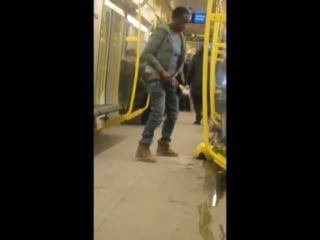 Schon bereichert worden? gefilmt in der berliner u bahn