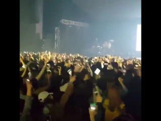 Touching vid of all the fans singing joah while they wait for jay park