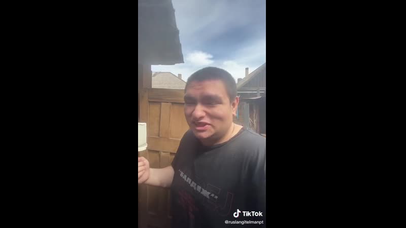 Ем мороженое пломбир в уличном туалете