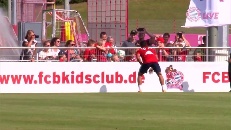 Тьяго и молодые болельщики баварии (