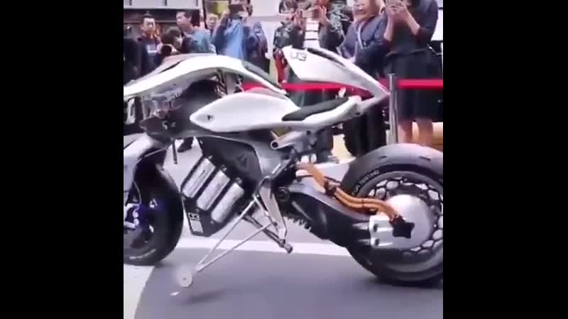 Хорошо держит равновесие