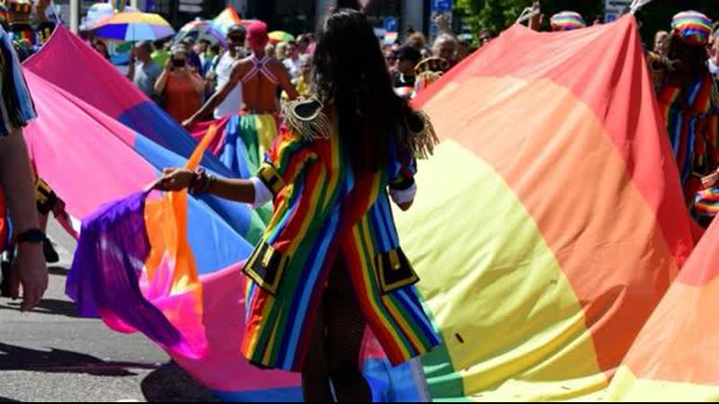 Live demo für lgbtqia+ rechte beim 30 christopher street day in dresden