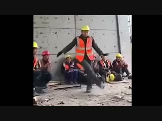 Танцы на стройке этот рабочий удивил всех красивый крутой танец супер видео