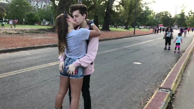 Beso o cachetada con espuma besando desconocidas!