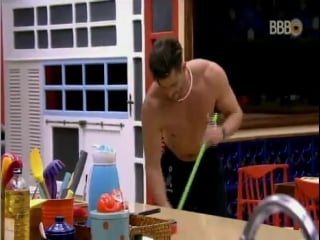 17 02 2017 parte 68 emilly e marcos terminam de lavar a louça e arrumar a cozinha