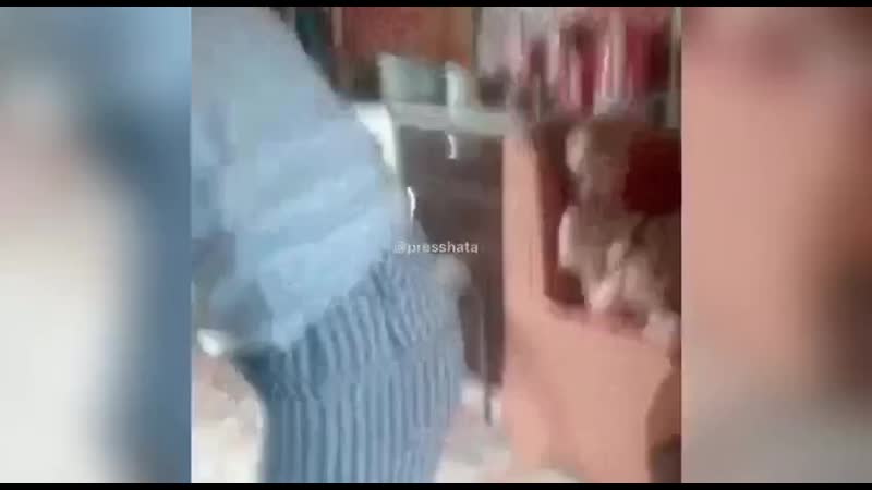 Пьяная многодетная мать из небольшого села в амурской области "воспитывает" годовалую дочь