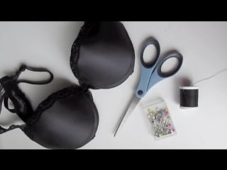 Она порезала старый бюстгальтер