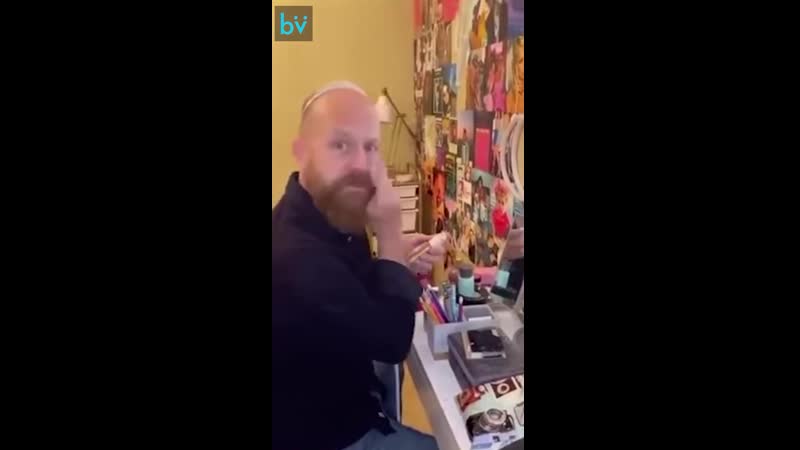 Отец показывает, как дочка выглядит со стороны