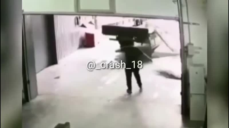 Придавило парня