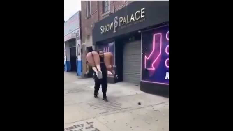 Мародеры воруют девушек