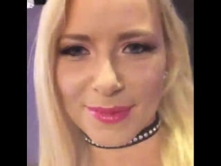 Anikka albrite в костюме горничной собирается танцевать стриптиз и показывает сиськи и попу