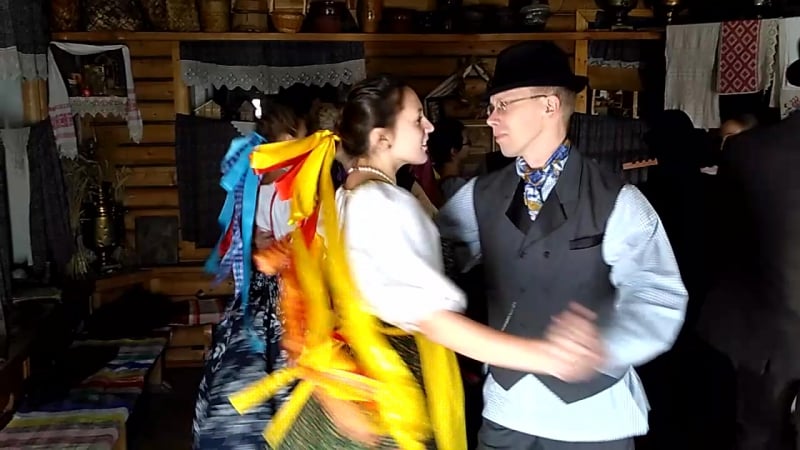 В "карельской избе" танцует фольклорно этнографический ансамбль "karjala"