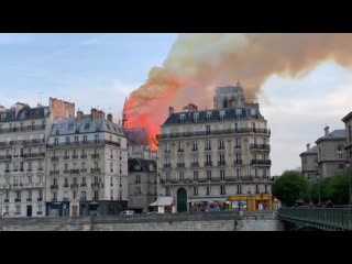 Падения шпиля горящего собора парижской богоматери watch the moment spire of notre dame cathedral collapses due to fire