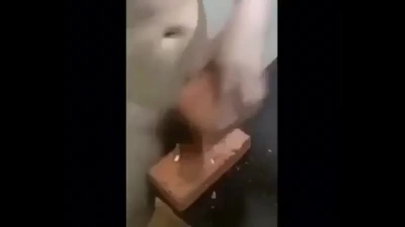 Хуем долбит кирпичи