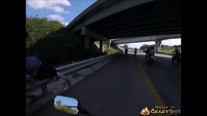 Невнимательный мотоциклист врезался в отбойник