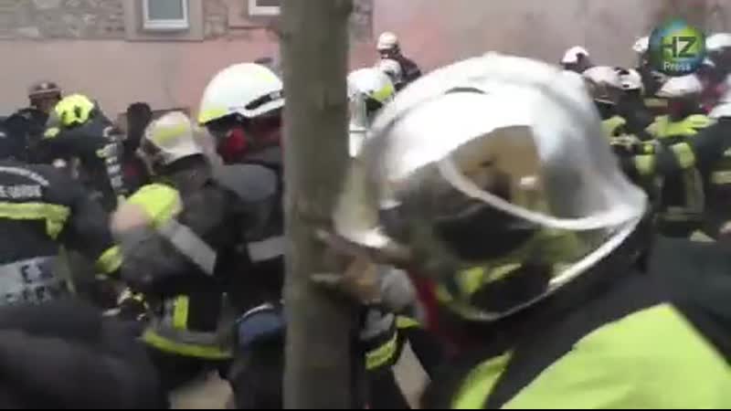 Firefighters porn video – French police charging firefighters, firefighters not having any of it