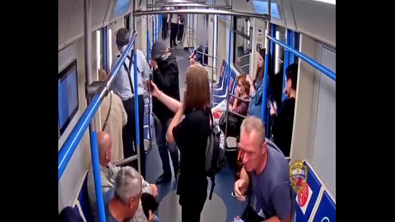 Пьяный неадекват в московском метро
