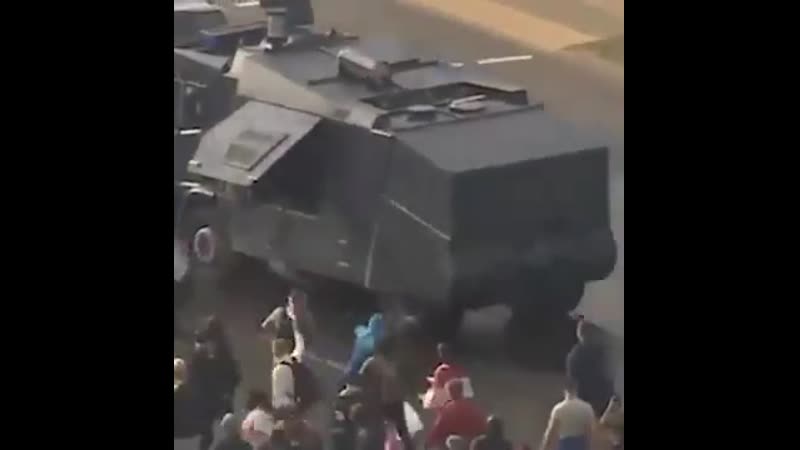В минске протестующие сломали водомёт, которым пытались их разогнать