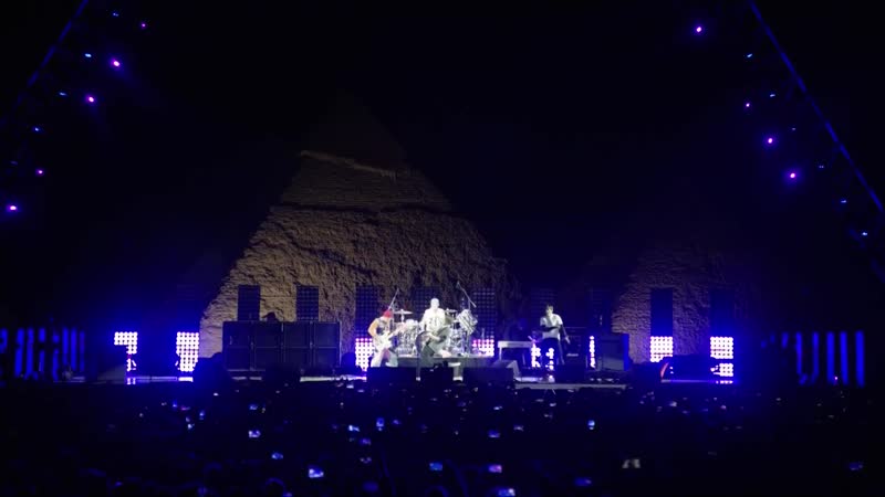 Red hot chili peppers @ the pyramids giza, egypt