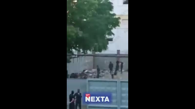 Держит porn video – Белорусский омон держит людей во дворе