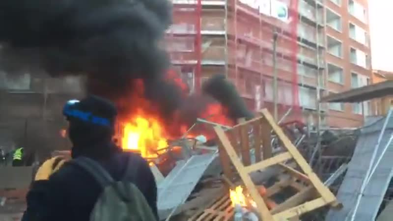 Баррикады протестующих в центре тулузы
