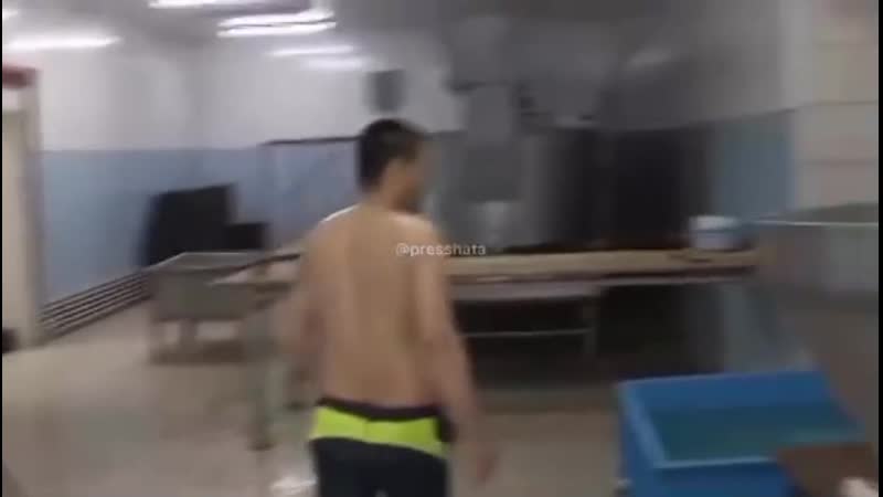 Голый потный мужик грязными руками носит сыр косичку