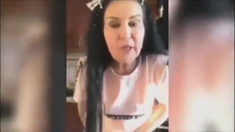 Африкантова мажет свою будку прокладкой